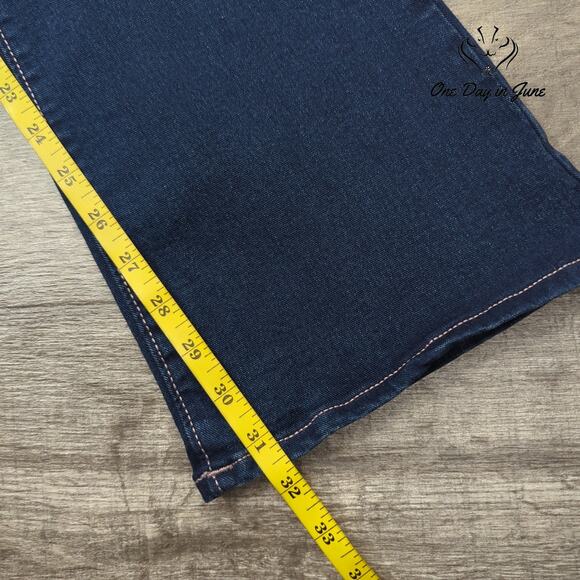 True Religion Becca Mid Rise Boot Cut Jeans Size 27 (4) - Picture 5 of 6